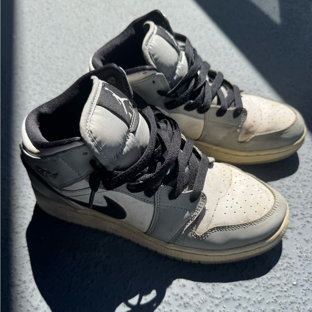 Air Jordan 1 mid smoke grey size 5Y/6.5 women